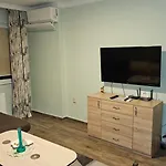 Fully Equipped Bright Close To Transport Apartment *
