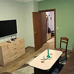 Fully Equipped Bright Close To Transport Apartment *