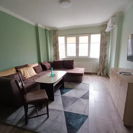 Fully Equipped Bright Close To Transport Apartment *