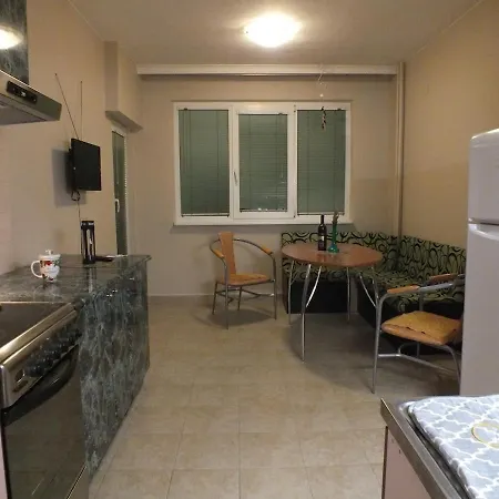 Fully Equipped Bright Close To Transport Apartament